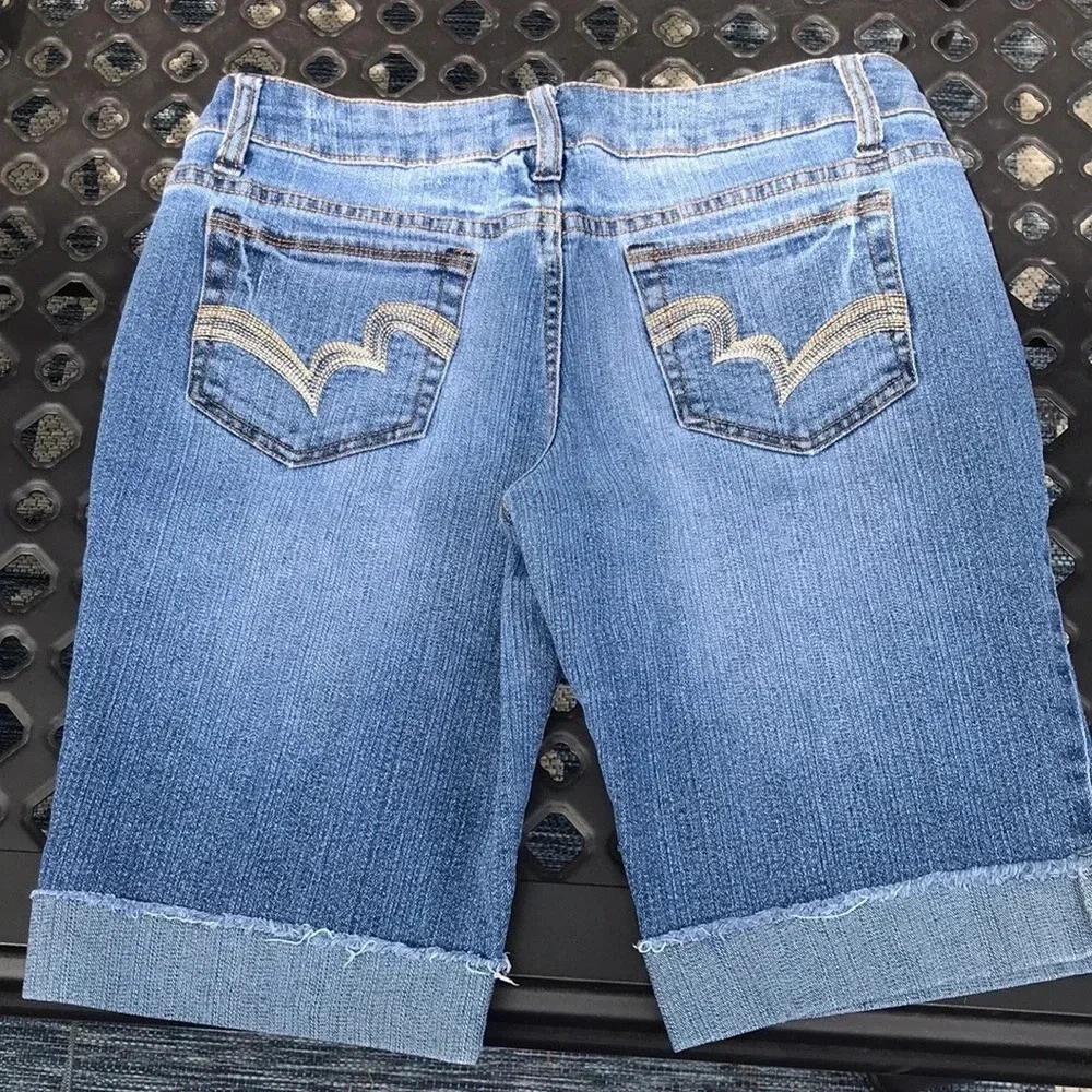 Mudd Womens Blue Denim Bermuda Shorts Cuffed Raw Hem‎ Size 9 Medium Wash